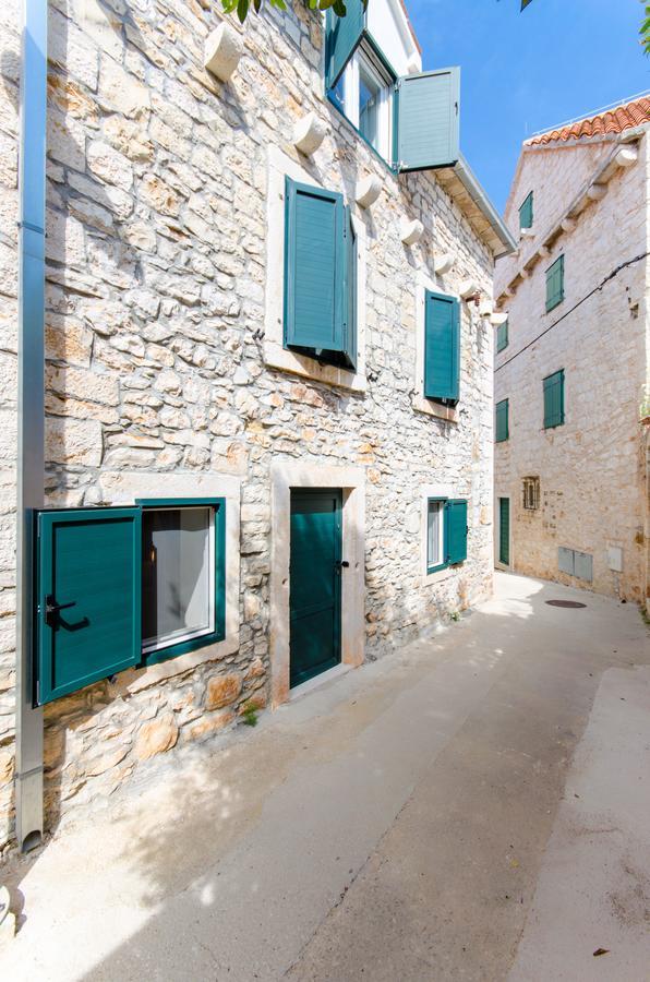 Apartments Sandra In The Historical Center Of The City Supetar Exterior photo