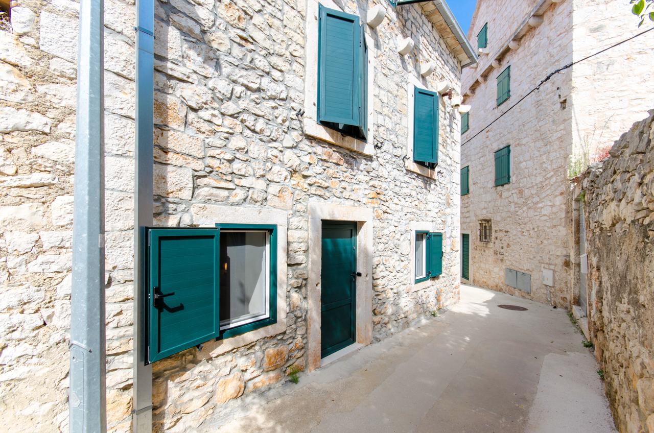 Apartments Sandra In The Historical Center Of The City Supetar Exterior photo